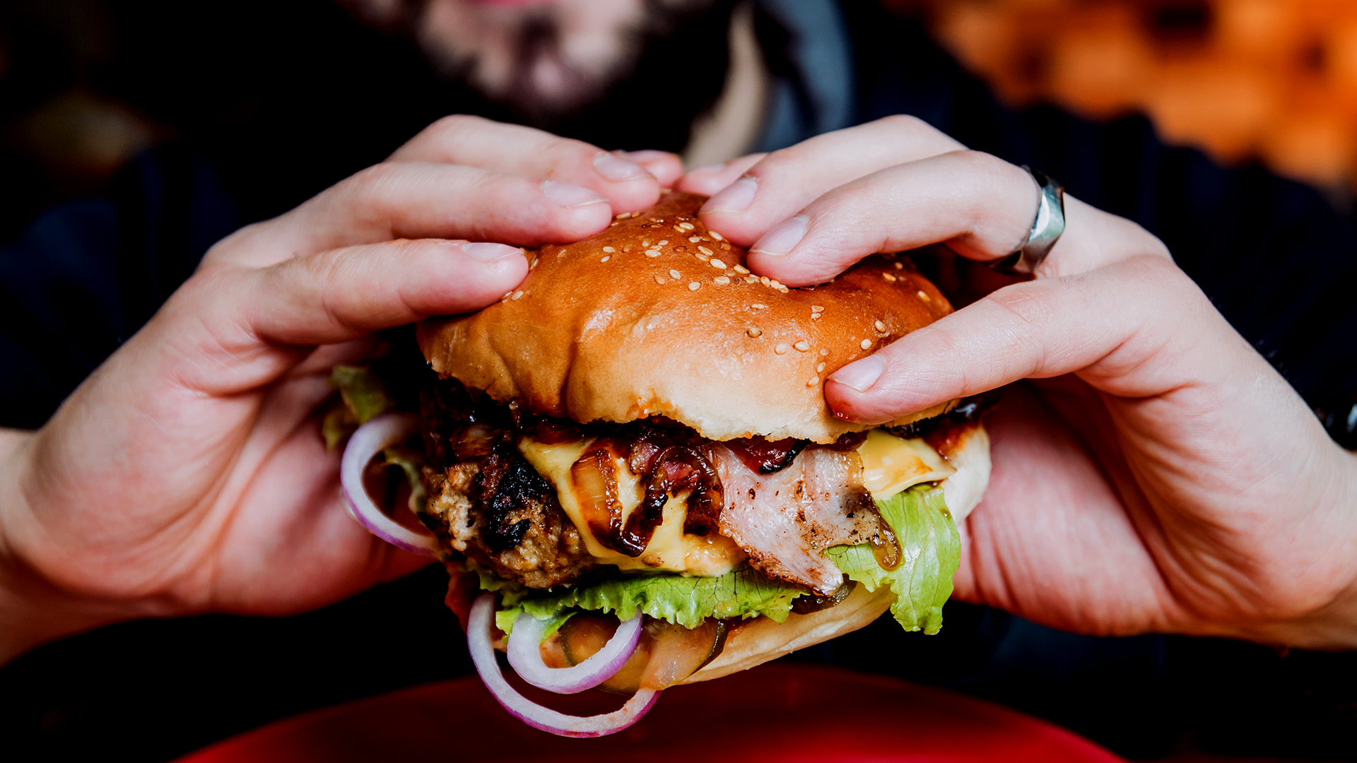 Man dirty bulks eating a burger